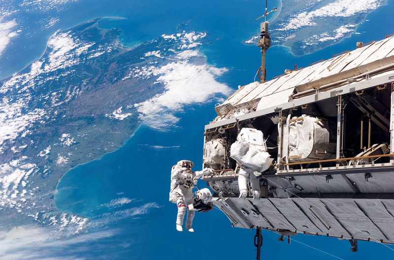 Astronautas en la ISS. Wikimedia Commons